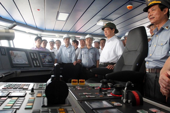 ນາຍົກລັດຖະມົນຕີ ຫງວຽນເຕີນຢຸງ ກວດກາໂຄງການຕໍ່ກຳປັ່ນກວດກາການປະມົງຢູ່ກວາງນິງ